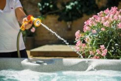 Hozelock Broes Multi Spray Gun -Haxo Winkel 2669 Close up with 2075