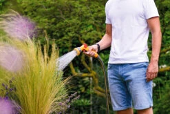 Hozelock Broes Multi Spray Gun -Haxo Winkel 2669 Lifestyle with 2185